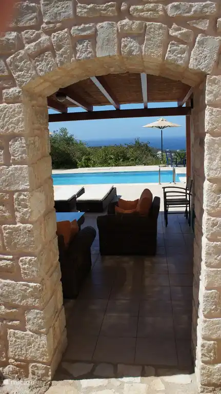 Le porche est également accessible par l’arrière de la villa.