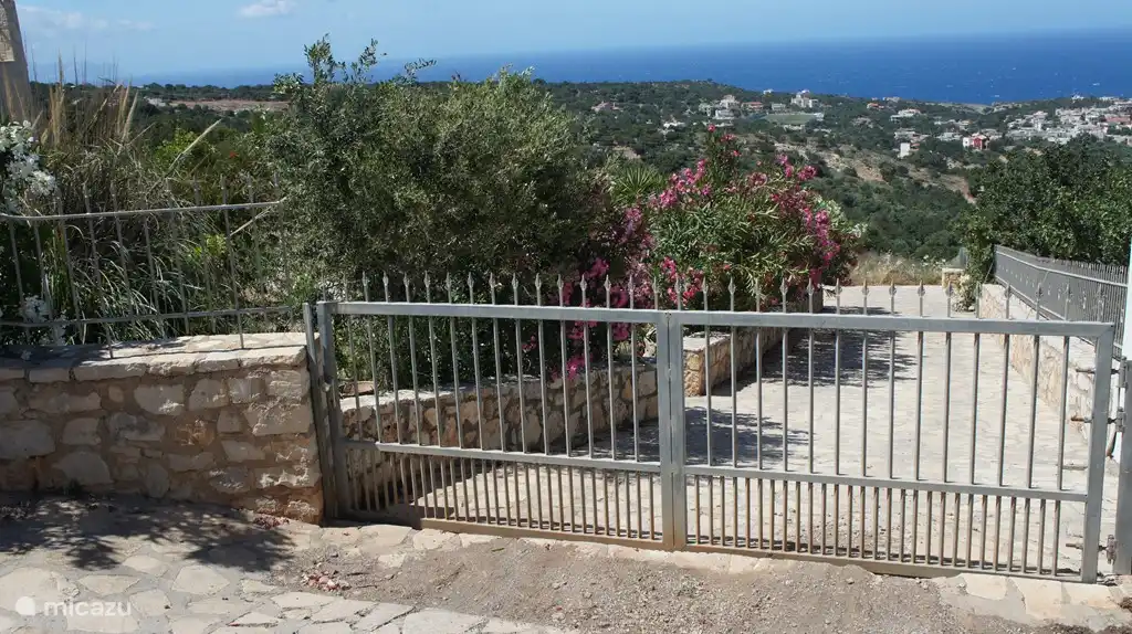 Le portail d’entrée et l’allée de la villa.