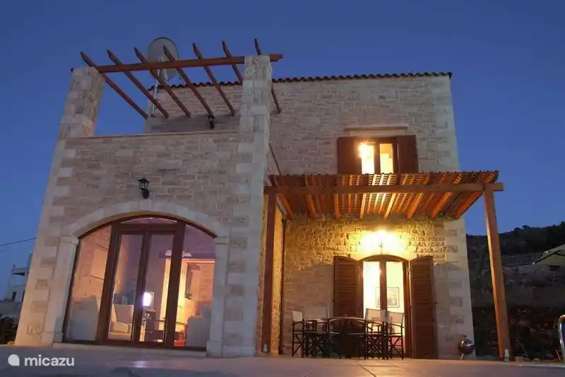 Villa Helena magnifiquement illuminée le soir sous les étoiles 