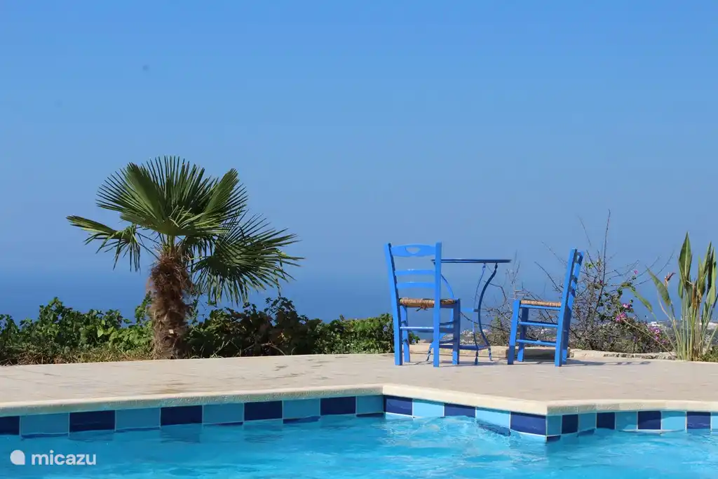 La vue depuis la piscine et la terrasse est phénoménale !