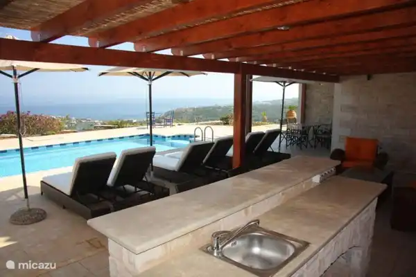 Le bar de la piscine est indispensable pour l’été en plein air. En plus d’un réfrigérateur, une cafetière et une bouilloire sont également disponibles.