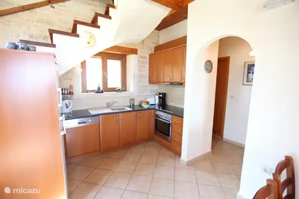 À l’intérieur, une cuisine belle et fonctionnelle avec tout ce que vous pourriez souhaiter, micro-ondes, four et plaque vitrocéramique. Un lave-vaisselle, une cafetière et une bouilloire sont également disponibles