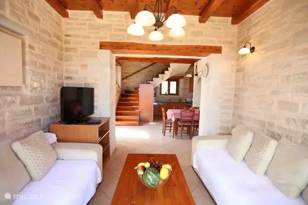 Vue du salon sur la cuisine.