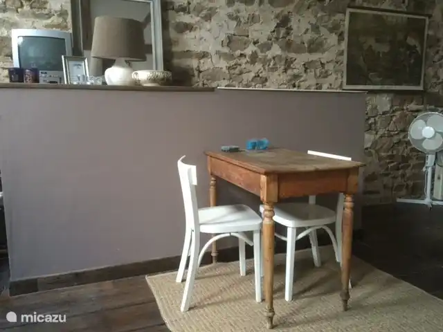 alojamiento y desayuno en Francia, Yonne, Chastellux-sur-Cure – Bed&Breakfast Les quatre vents una pequeña sala de estar en el dormitorio