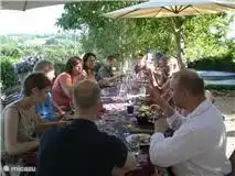 Abends können Sie unseren Table d'hotes nutzen. Wir servieren ein 3-Gänge-Menü im Garten oder in der Lounge. Sie können natürlich auch auf unserer Terrasse frühstücken.