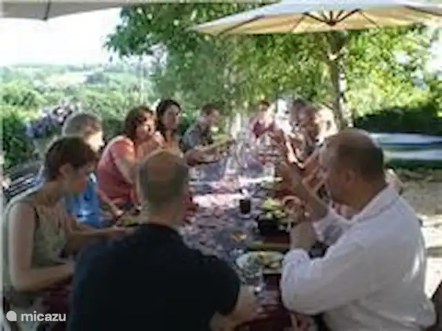 alojamiento y desayuno en Francia, Yonne, Chastellux-sur-Cure – Bed&Breakfast Les quatre vents Por la noche puede utilizar nuestra table d'hotes. Servimos una cena de 3 platos en el jardín o salón. Por supuesto, también puede desayunar en nuestra terraza.