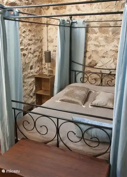 l'hirondelle hat einen eigenen Eingang und bietet Platz für 4 bis 6 Personen.