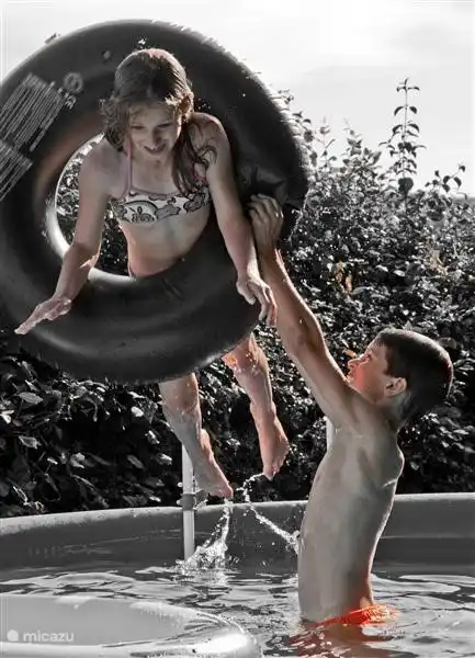 Im Sommer haben wir ein kleines Schwimmbad, in dem sich die Kinder abkühlen können.