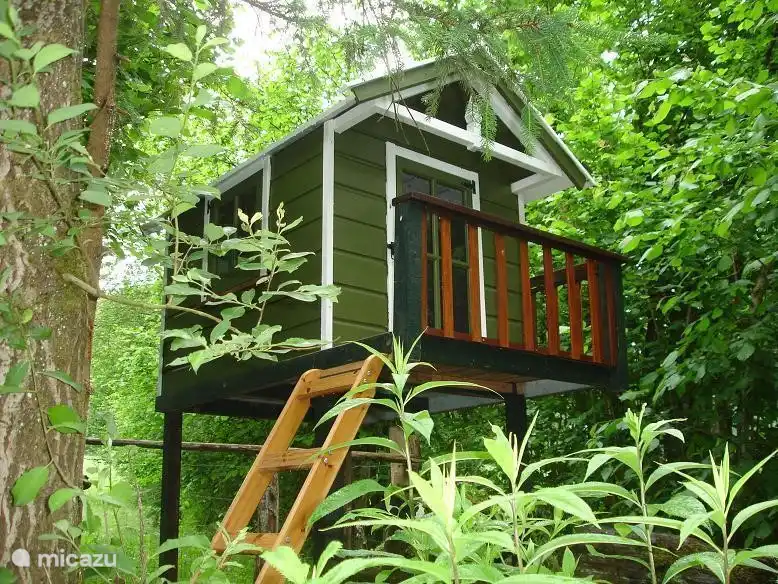 Ein wahrer Spielhaus. Tree Villa für Kinder bis 12 Jahre auf einem spannenden Ort auf einem Hügel neben der Scheune