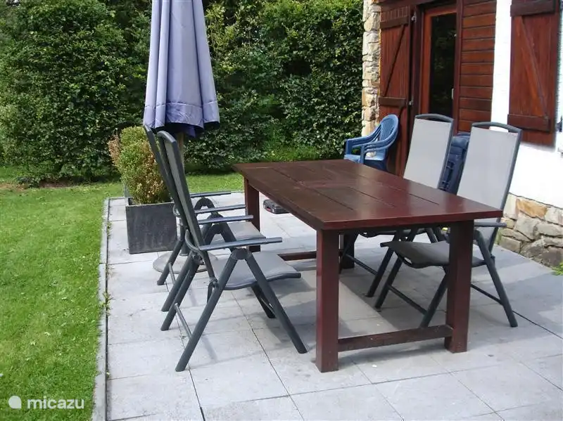 Gartenmöbel. Noch mehr zusätzliche (Lüge) Stühle, Bank und Sonnenschirm.