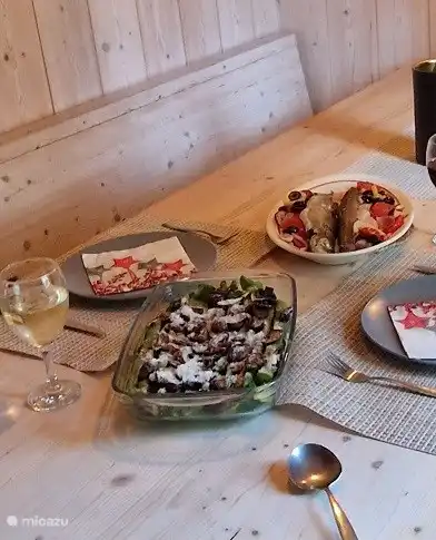 Großer Esstisch, die 8 Personen Platz