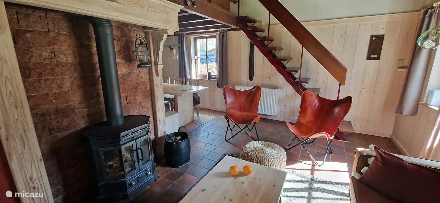 Wohnzimmer der Essbereich mit Blick auf