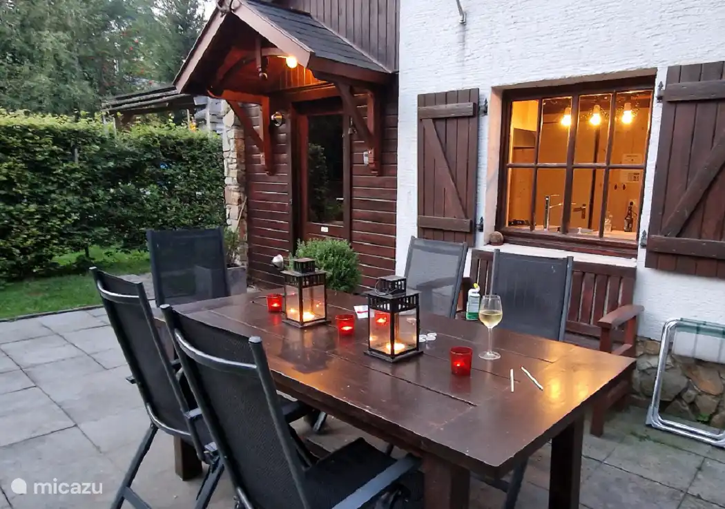 Genießen Sie bis in die späten Abendstunden ein Bier oder einen Wein auf der Terrasse