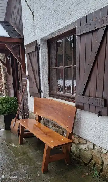 Rund um das Haus schöne Bänke zum Entspannen