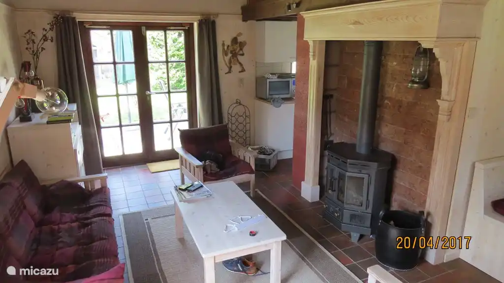 Wohnzimmer mit Französisch Türen zur Terrasse