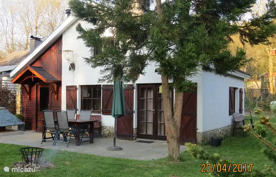 Geräumige, private Garten, große Terrasse und abends machen Sie Ihre Feuer im Holz Korb.