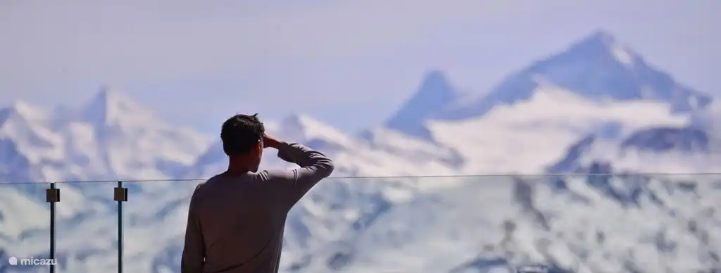 Een vergezicht richting onder andere de Matterhorn.