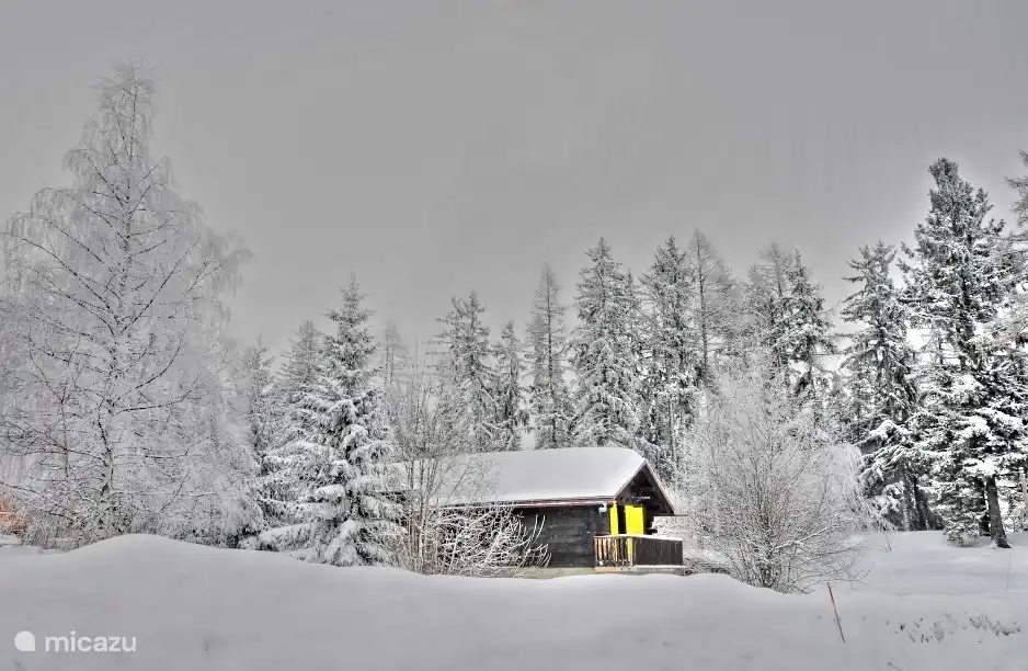 De avond valt na de sneeuwval.