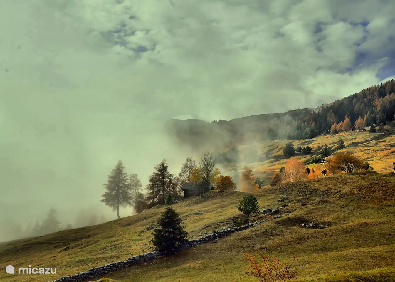 Opkomende herfstnevel bij Aminona