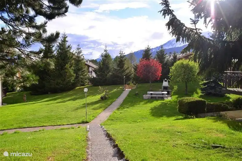 Een mooie en goed onderhouden tuin rondom het gebouw. Zomers kan de barbecue gebruikt worden.