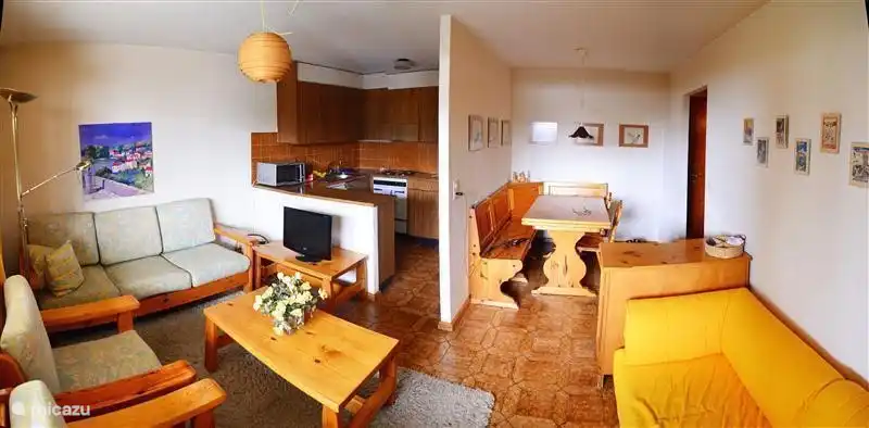 De ruime woonkamer met open keuken.