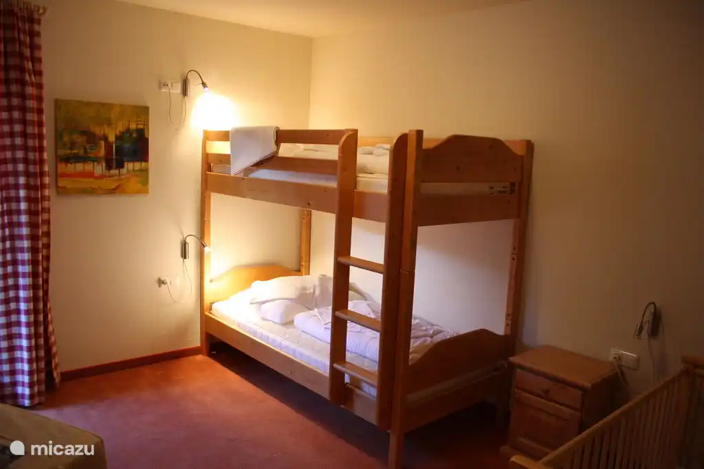een van de slaapkamers, totaal 8 bedden in het appartement
