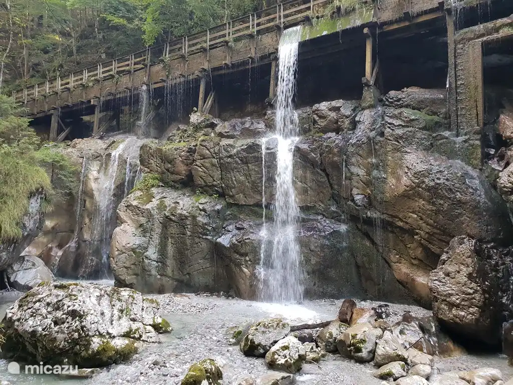 Wandelpaden leiden u naar vele watervalletjes in de bergen