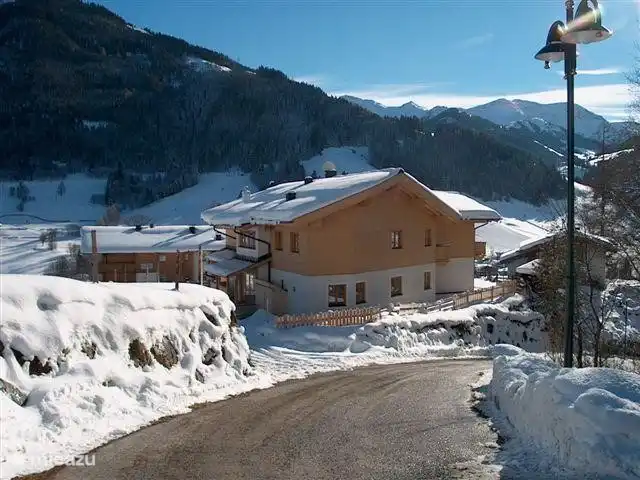 Groot, comfortabel, luxe appartement op schitterende locatie in super skigebied SAALBACH-HINTERGLEMM, ca 100 m2.  Max  8 personen + baby/dreumes. Direct aan piste en nabij centrum. Ook zeer geschikt voor kinderen. 3 slaapkamers en 2 badkamers.