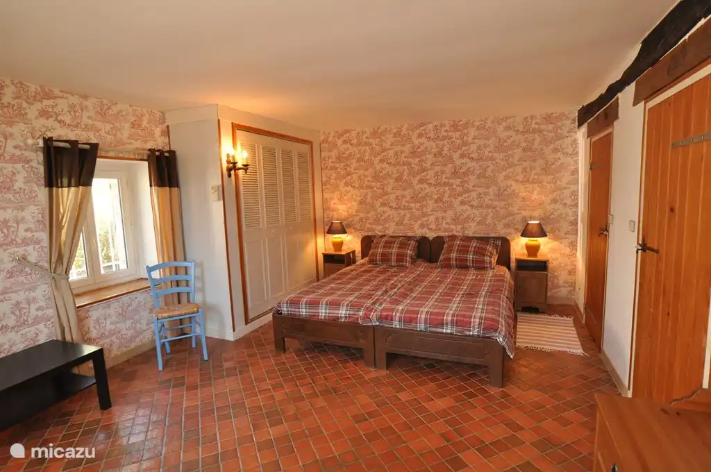 The downstairs bedroom with two single beds (2.10 x 90 cm).