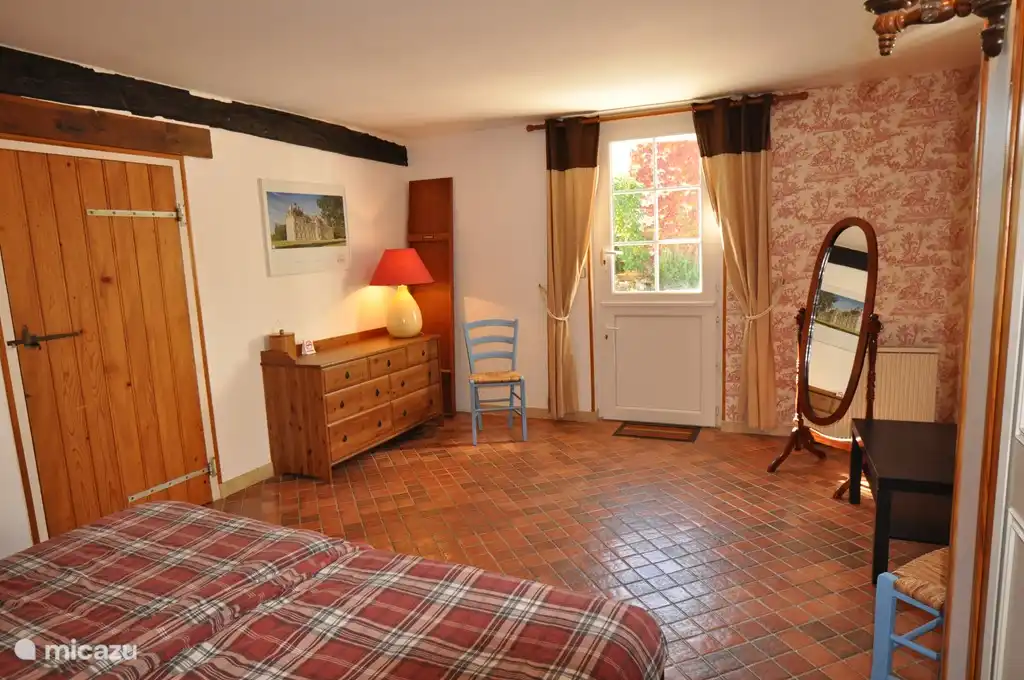 The downstairs bedroom with two single beds (2.10 x 90 cm).