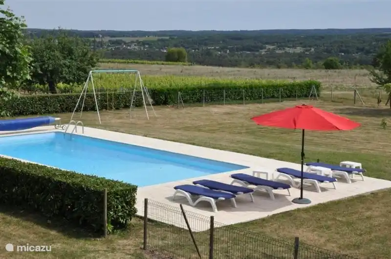 Pool of 5 x 12 m deep and 1 to 2.40 m and overlooking the valley of the river Cher.