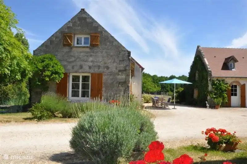 Setting, with the left and right cour La Bergerie La Ferme.