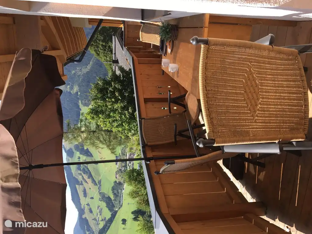 Heerlijk ruim balkon, met voldoende zit gelegenheid. Uiteraard met een fantastisch uitzicht