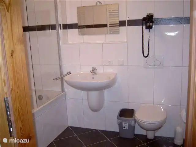 Ruime badkamer met een heerlijk ligbad.