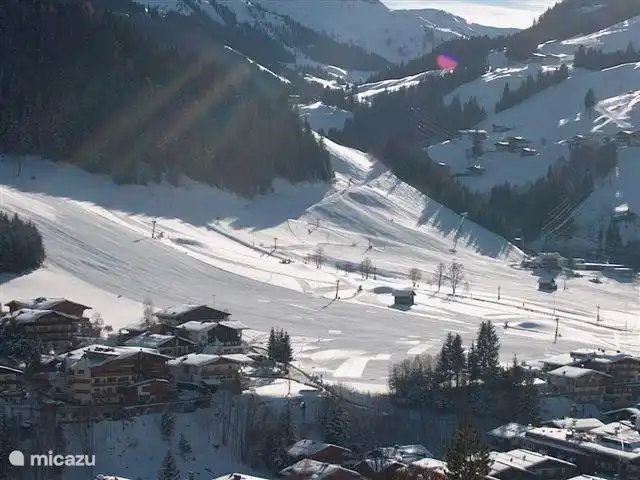 Gevarieerd skigebied. Totaal 270 km pistes. 70 moderne kabelbanen en veel restaurants en hutten op de piste.