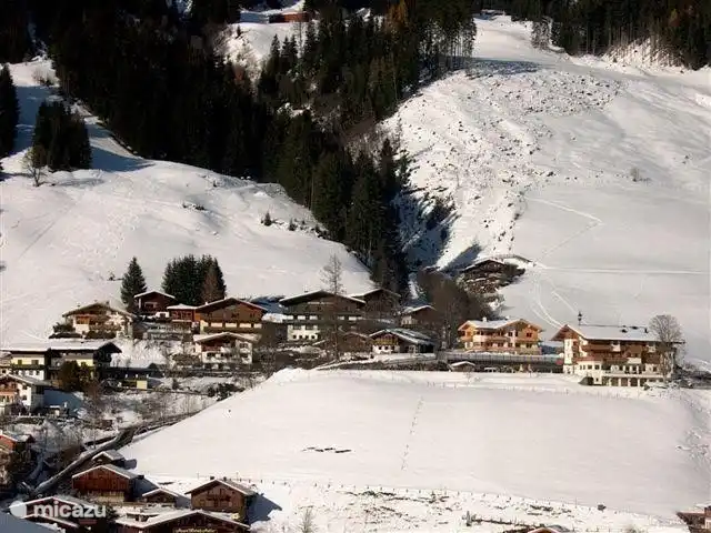 Het appartement gelegen op de zuidhelling. Gezien vanaf de Bergfriedlift.
