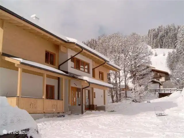 Hoofdingang en skikelder