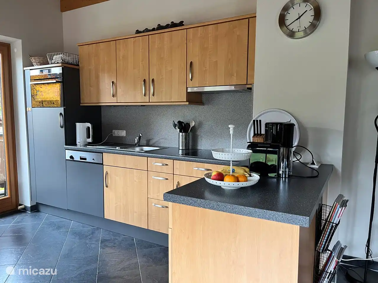 Ruim gesorteerde keuken incl. inbouwapparatuur. Voorzien van vele gemakken.