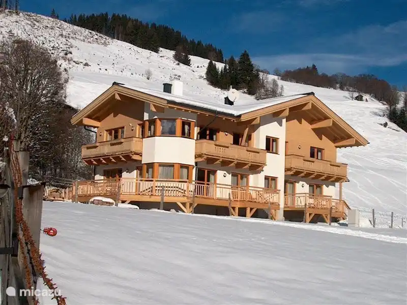 Compleet ingericht, zeer geschikt voor kinderen. 
Gelegen direct bij de liften nabij het centrum. De Reiterkogelbahn is ook in de zomer geopend. Voor bergwandelingen is dit een schitterend uitgangspunt.
4 slaapkamers, 3 luxe badkamers.
2 parkeerplaatsen beschikbaar