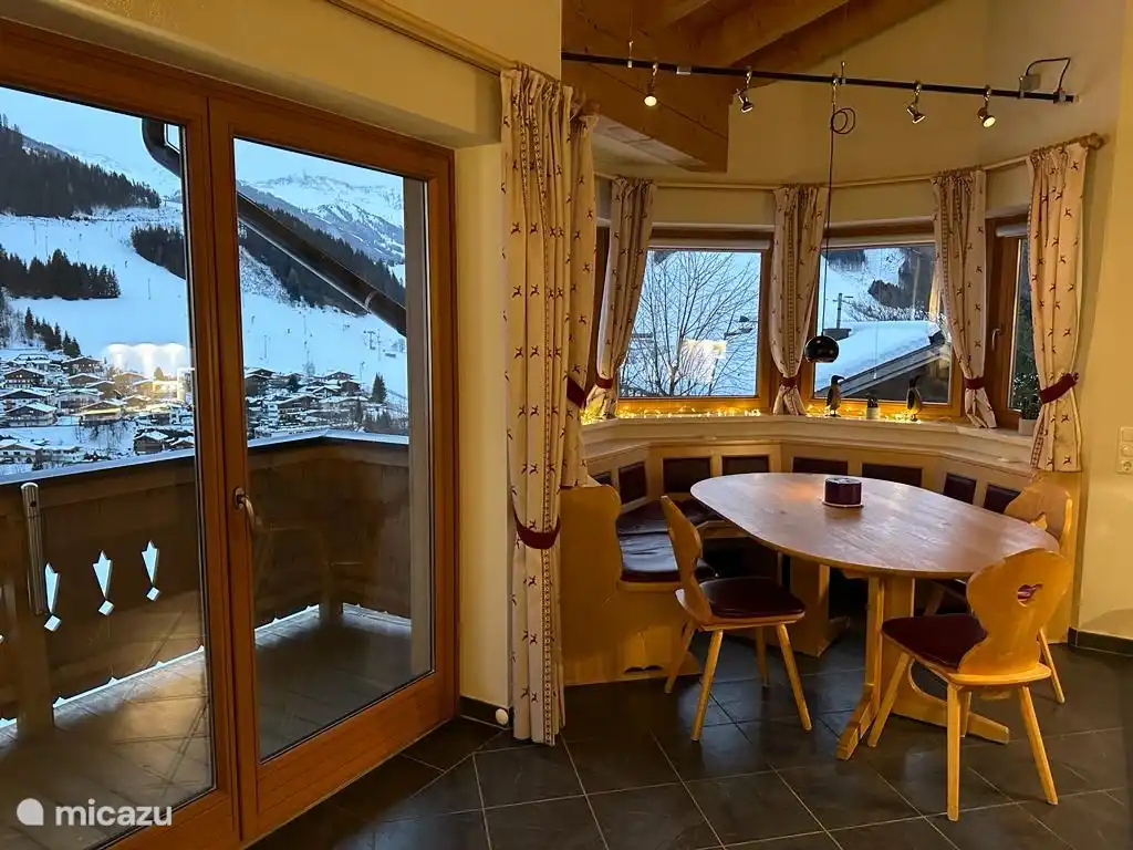 Ruime zithoek in de erker met een prachtig uitzicht