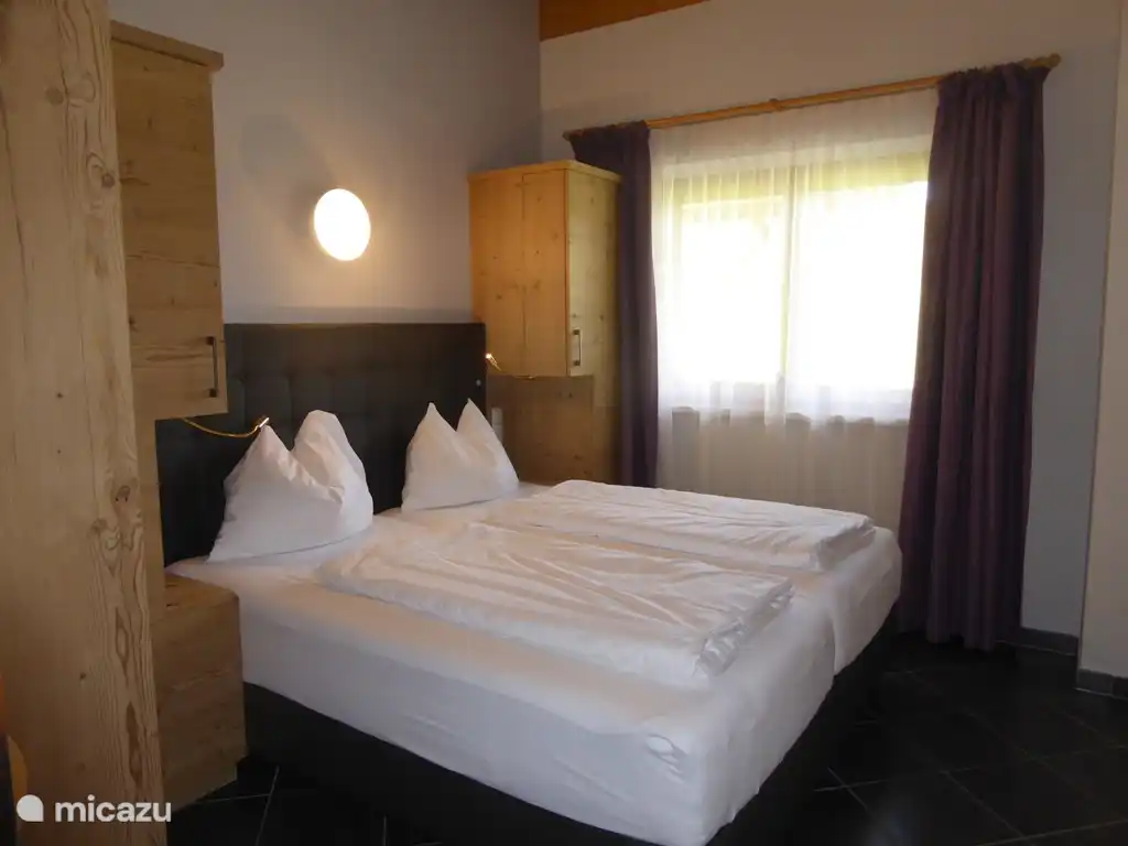 Keurig aangeklede slaapkamers. 