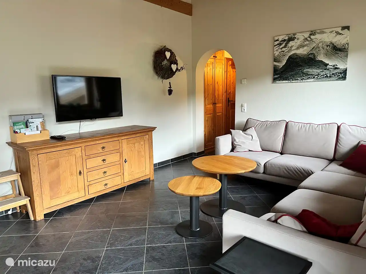 Onderuit gezakt op de bank tv kijken