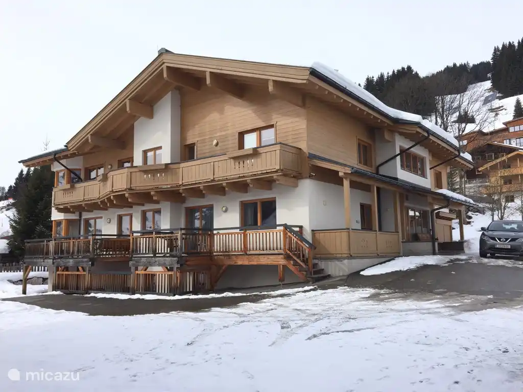 Appartement gelegen op de eerste verdieping. Gehele voorzijde balkon met een prachtig uitzicht over het dal.
