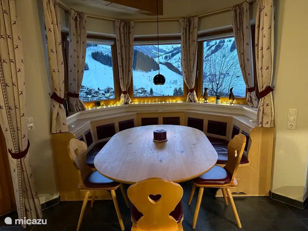 De zithoek in de erker. Vanuit hier heeft u een fantastisch uitzicht over het dorp Hinterglemm. Samen om de eettafel en gezellig borrelen of spelletjes spelen!