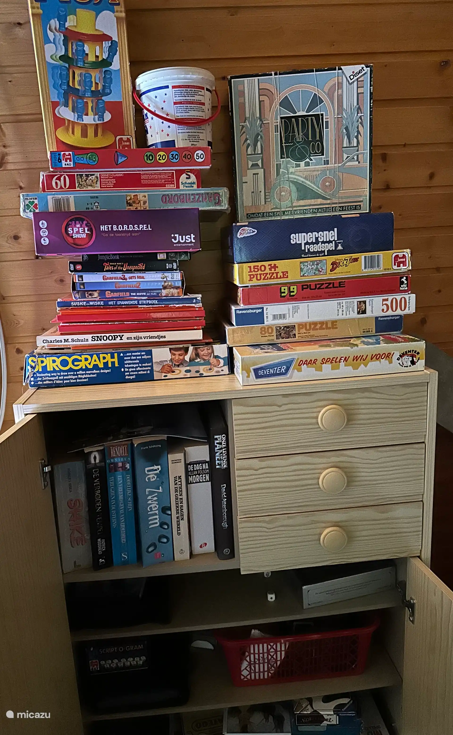 Ein ganzer Schrank voller Brettspiele für alle Altersgruppen steht Ihnen zur Verfügung 