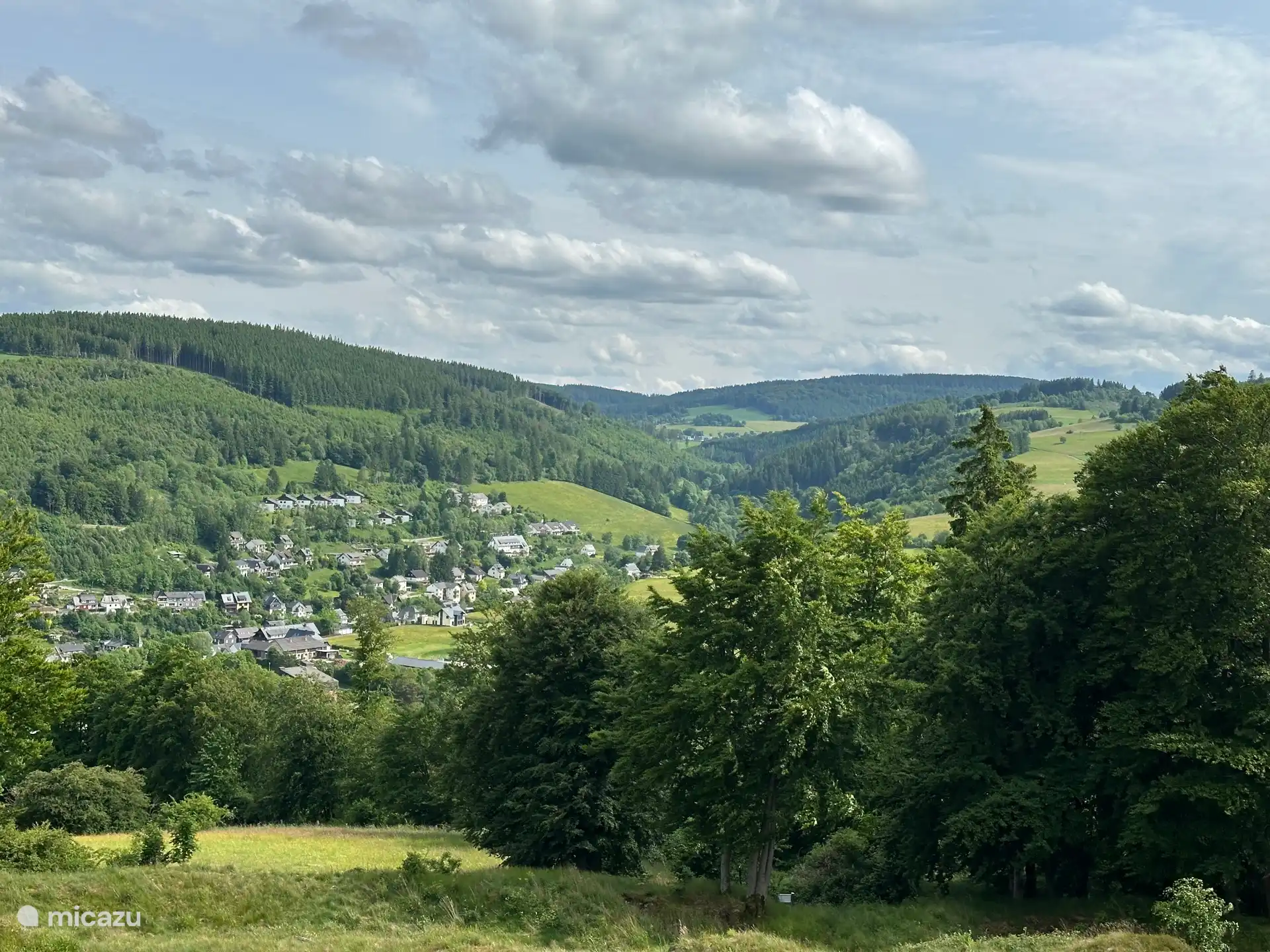 Sie blicken auf das schöne Aartal, wo Sie schöne Spaziergänge unternehmen können
Direkt von der eigenen Haustür aus!!