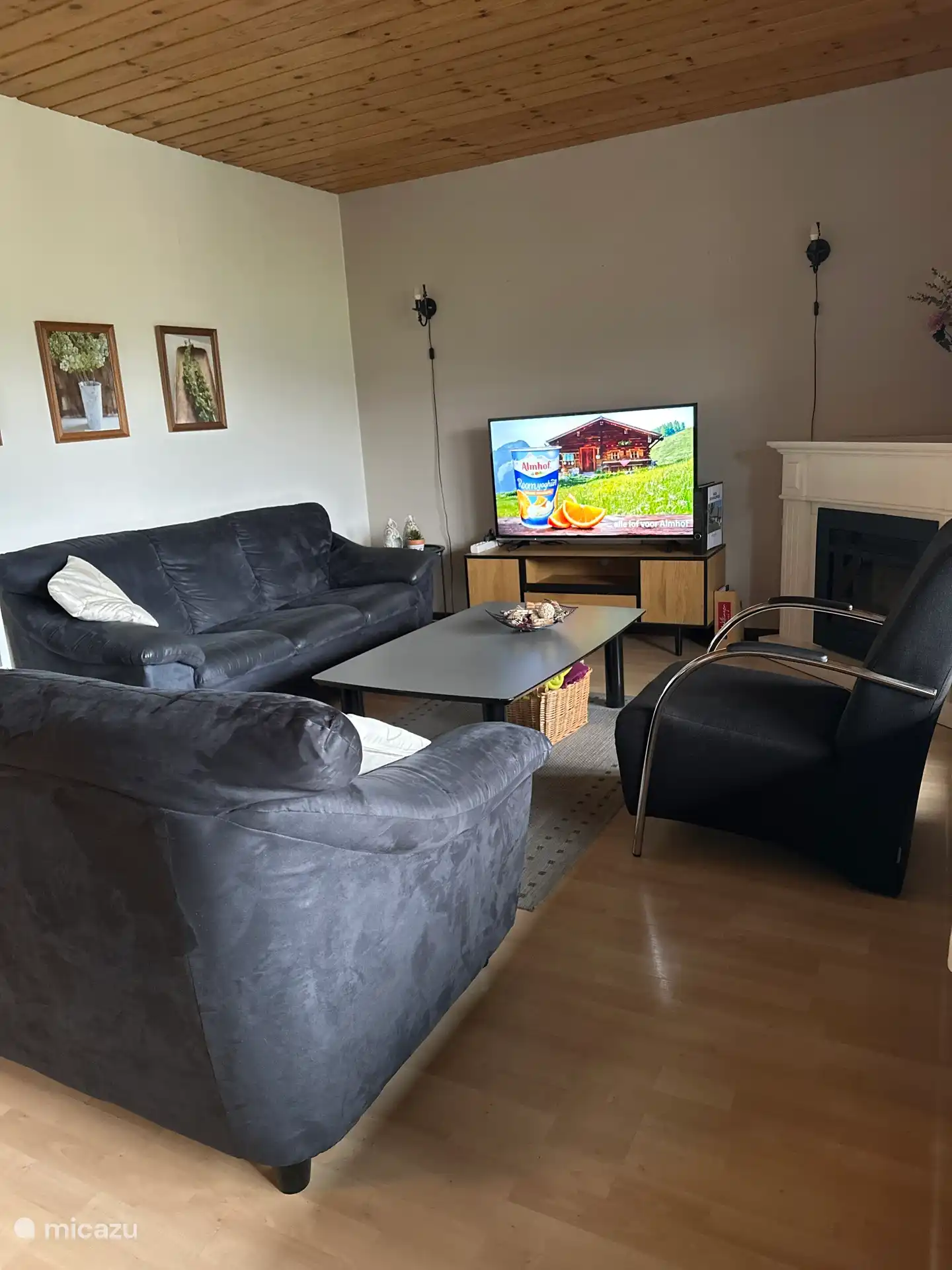 Sitzecke mit Digital-TV