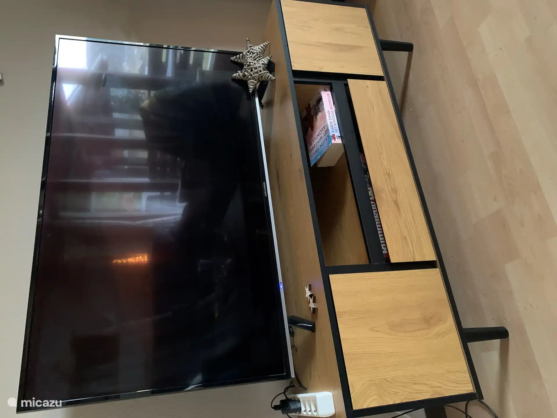 Schöner großer Fernseher mit Internet und bereits niederländischen Kanälen verfügbar, Abonnement für Canal Digital 