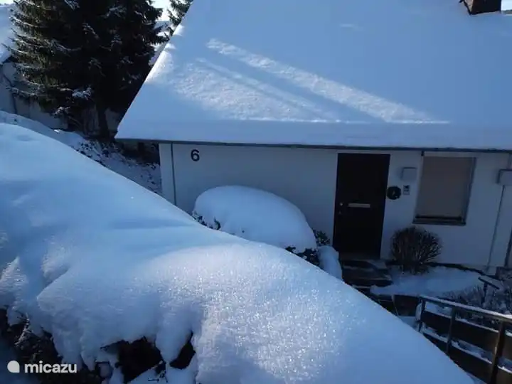 Blick auf Haus Schwalefeld im Winter