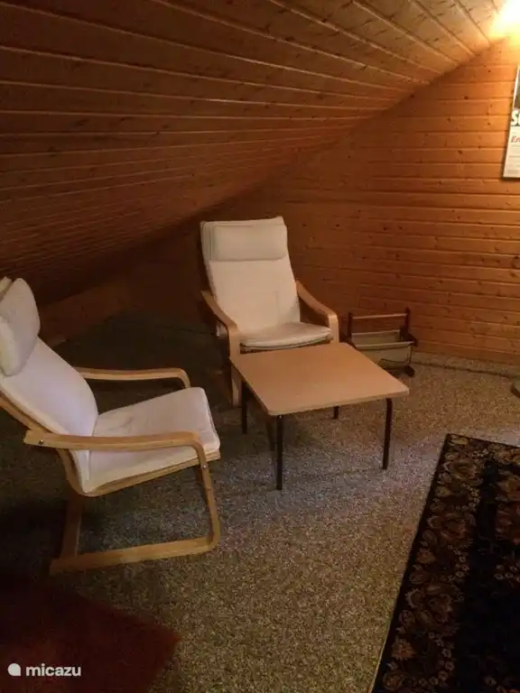 großer Dachboden mit Sitzgelegenheiten